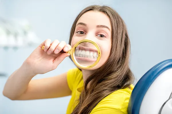 La resina es un material estético dental que te permite lucir una sonrisa impecable en poco tiempo, con resultados sorprendentes. Sin embargo, una de las preguntas más comunes...