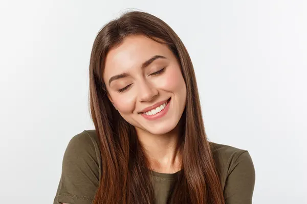 Existen diferentes tipos de sonrisa que reflejan mucho más que una emoción: hablan de tu personalidad, estética y salud bucal. Entender tu sonrisa te permitirá saber cómo realzarla con...