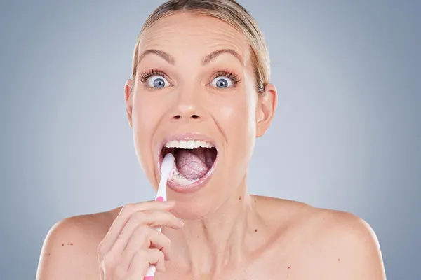 Muchas personas desean una sonrisa más blanca y se preguntan: ¿Cuántas veces me tengo que cepillar los dientes para blanquearlos? Si bien el cepillado es fundamental para...