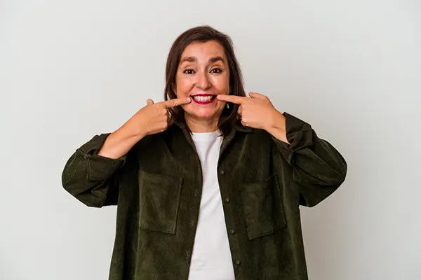 Entender qué es la placa bacteriana es fundamental para mantener una sonrisa sana y estética. En este artículo de la Dra. María Marín descubrirás cómo se forma, por qué aparece...