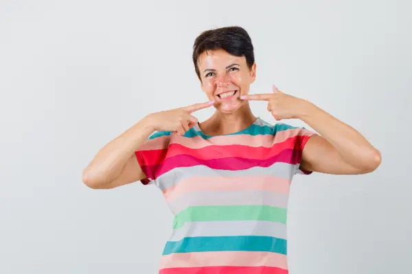 ¿Alguna vez te has preguntado por qué tengo sarro si me lavo los dientes? Aunque el cepillado diario es crucial para mantener una buena higiene bucal, existen varios factores que...