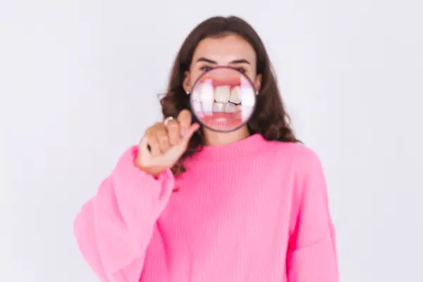 ¿Sabías que la forma en que tus dientes superiores e inferiores encajan es clave para tu salud oral? La oclusión dental influye en cómo masticas y en la armonía de...